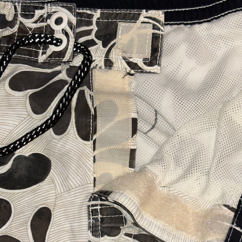 Tommy Bahama Relax Men’s Swim Trunks Size Large - Picture 2 of 6
